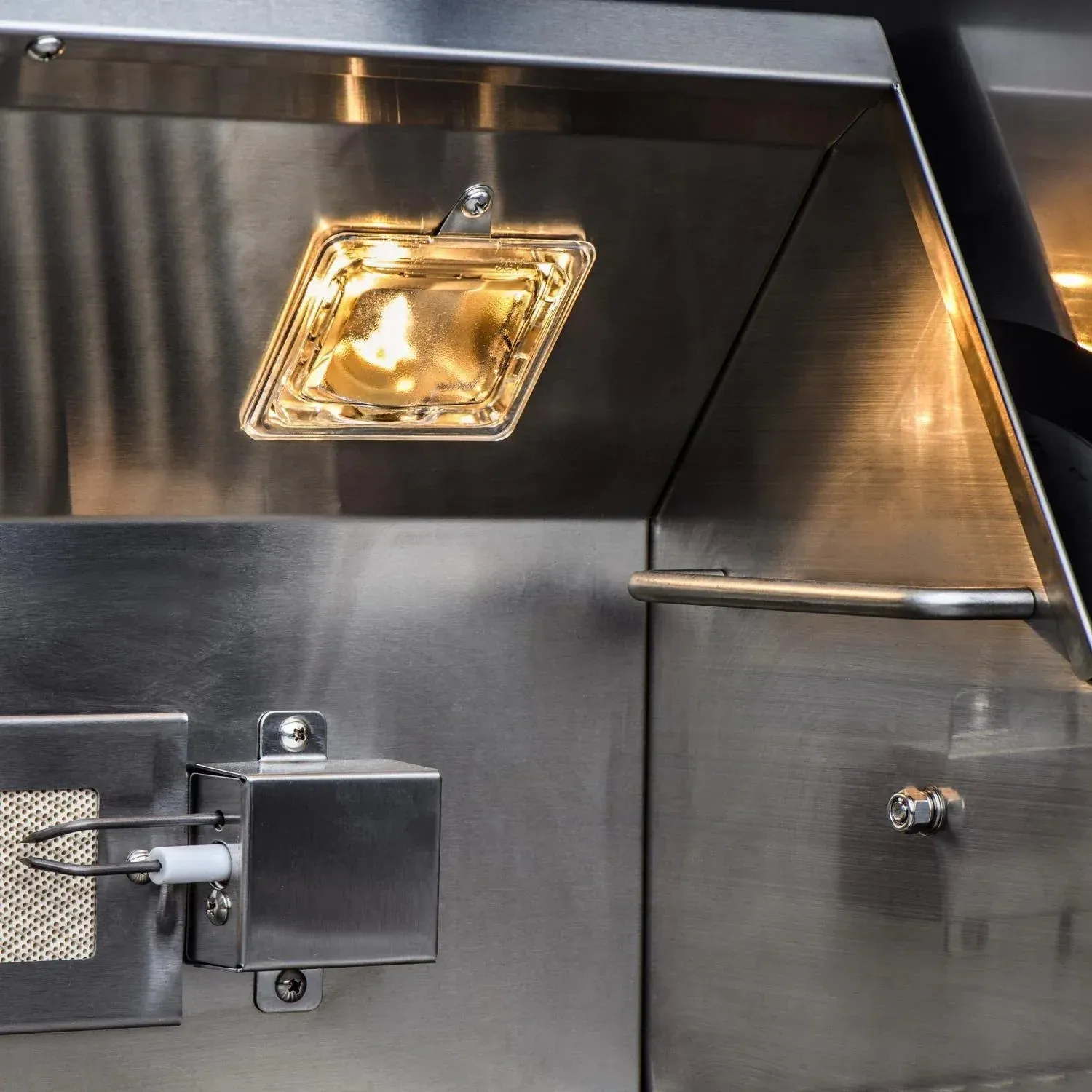 Blaze Premium LTE3 Marine Grade 32" 4-Burner Natural Gas Grill with Rear Infrared Burner & Grill Lights